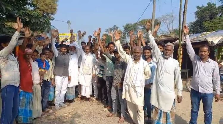 सड़क मरम्मत की मांग को लेकर ग्रामीणों ने किया प्रदर्शन