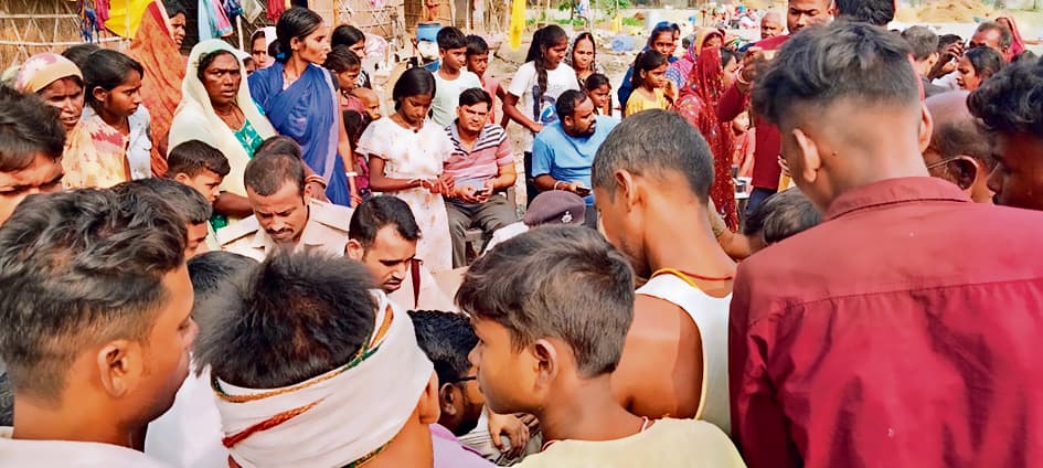 hajipur news. रसोई गैस सिलेंडर से गैस रिसाव से लगी आग में दो भाइयों के घर जले