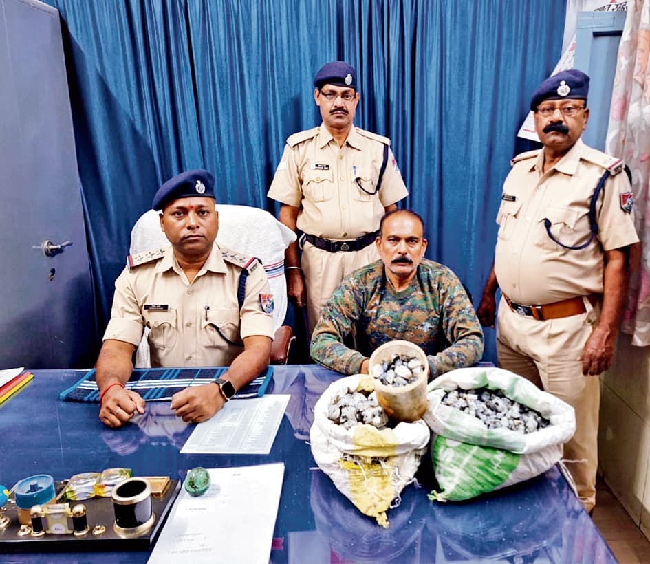 Gaya News : कोडरमा रूट में रेलवे लाइन के किनारे से बेशकीमती ब्लू स्टोन बरामद