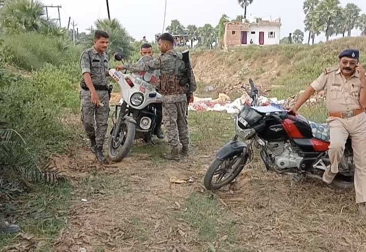 युवक को बोरे में बंद कर बाइक के साथ जलाया