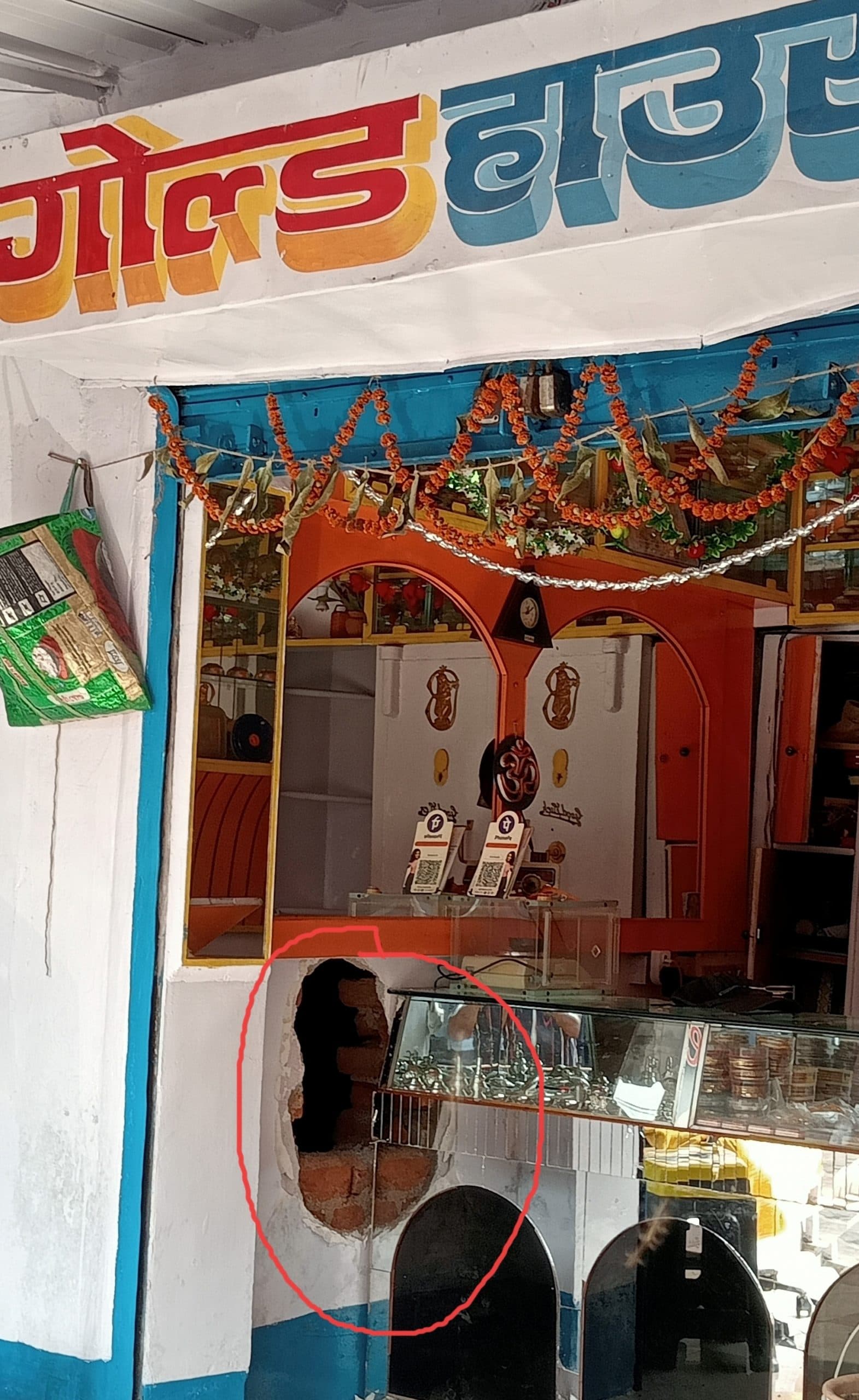 BOKARO NEWS : ज्वेलरी दुकान में सेंधमारी कर लाखों की चोरी