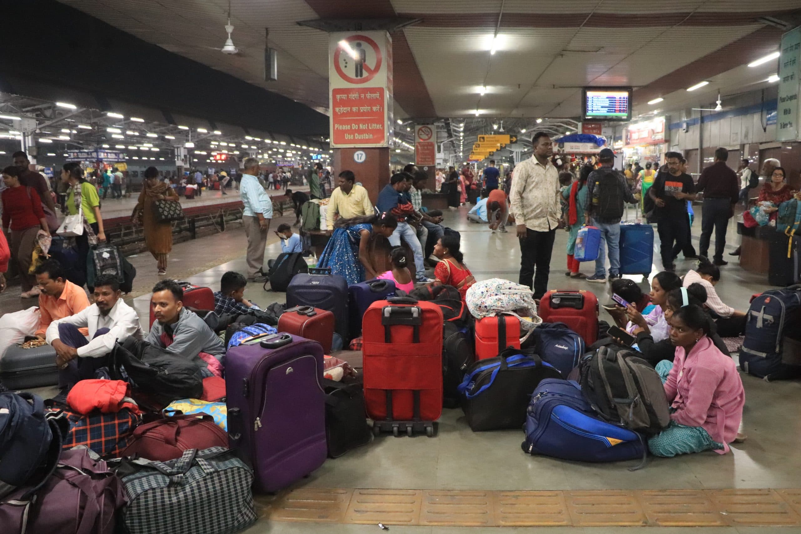 Jamshedpur News : टाटानगर स्टेशन में यात्रियों का बुरा हाल, ट्रेनें आठ घंटे देर से आ रही, त्राहिमाम की स्थिति