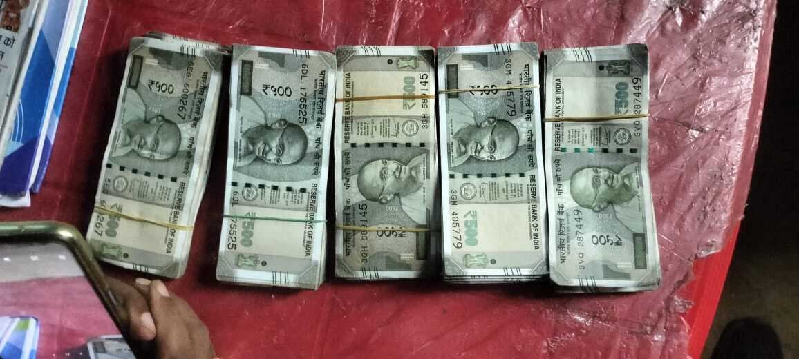 Dhanbad News:चिरकुंडा में वाहन से 2.30 लाख रुपये जब्त