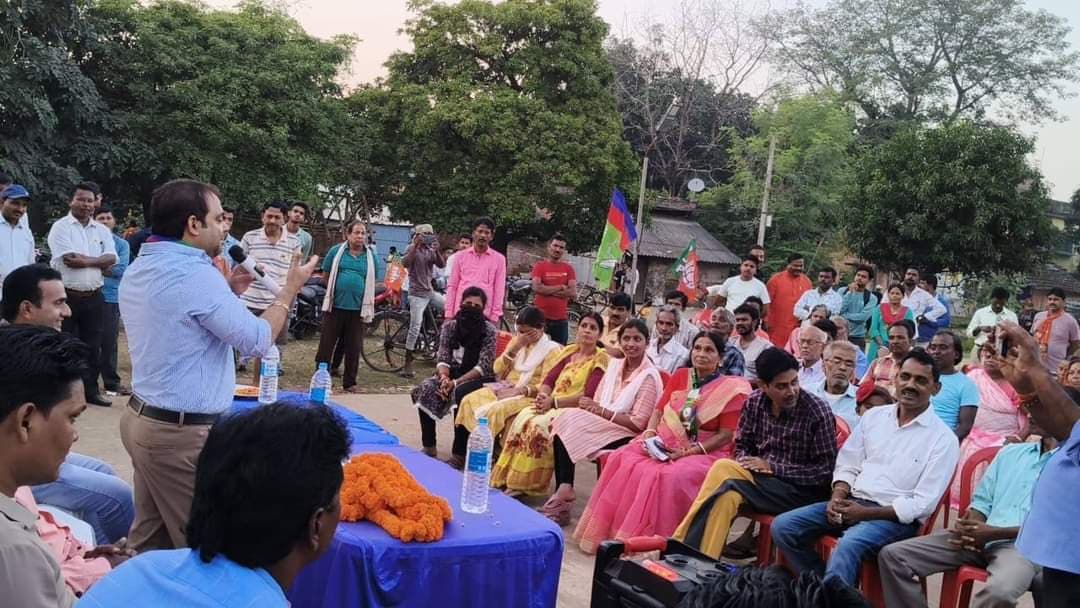 पाकुड़ में आजसू प्रत्याशी ने चलाया जनसंपर्क अभियान