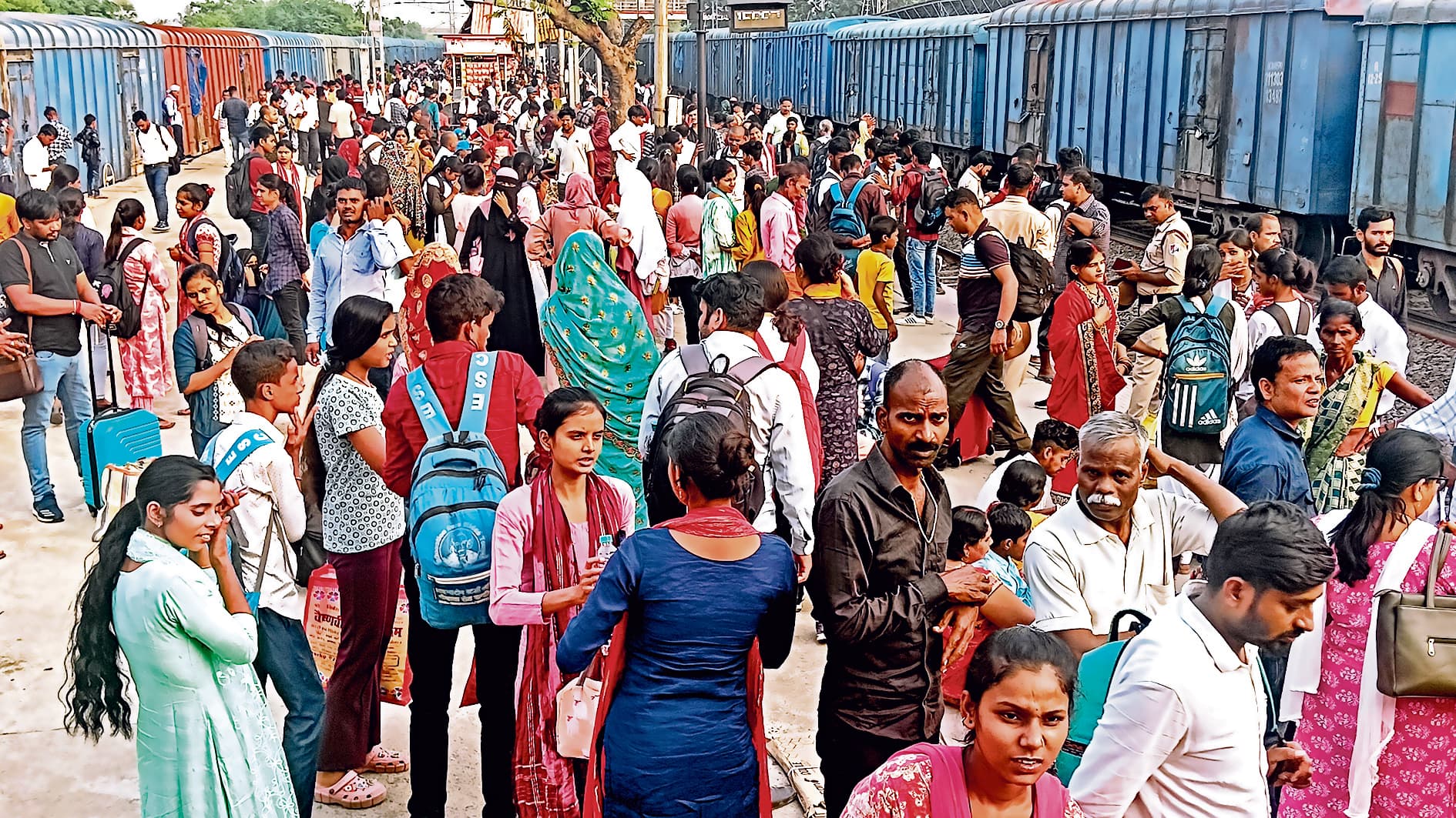 Begusarai News: स्टेशन पर टिकट के लिए लग रही भीड़