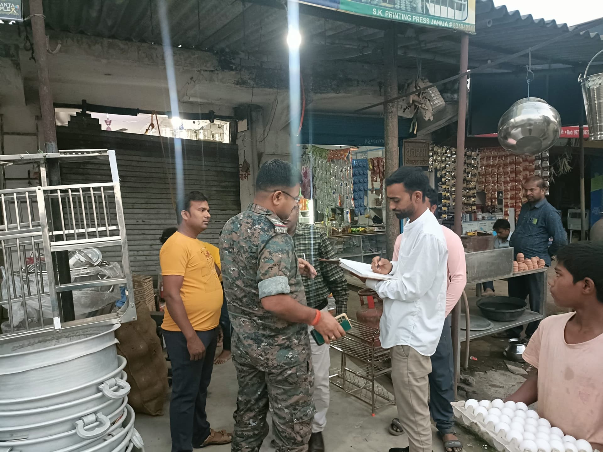 Giridih News :ज्वेलरी दुकान का शटर तोड़ तीस हजार के जेवरात की लूट
