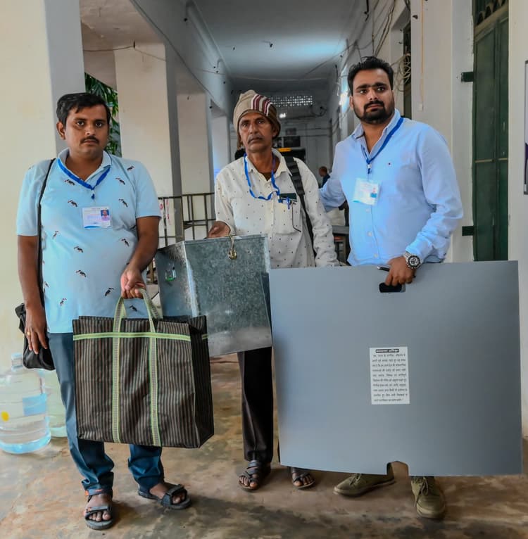 तीन विधानसभा में 26 पोलिंग पार्टियों को पोस्टल वोटिंग के लिए किया गया रवाना
