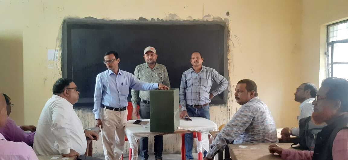 पैक्स निर्वाचन हेतु मतदान दल के पदाधिकारियों को दिया जा रहा प्रशिक्षण