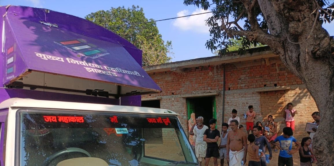 एलइडी स्क्रीन के माध्यम से मतदाताओं को किया जागरूक