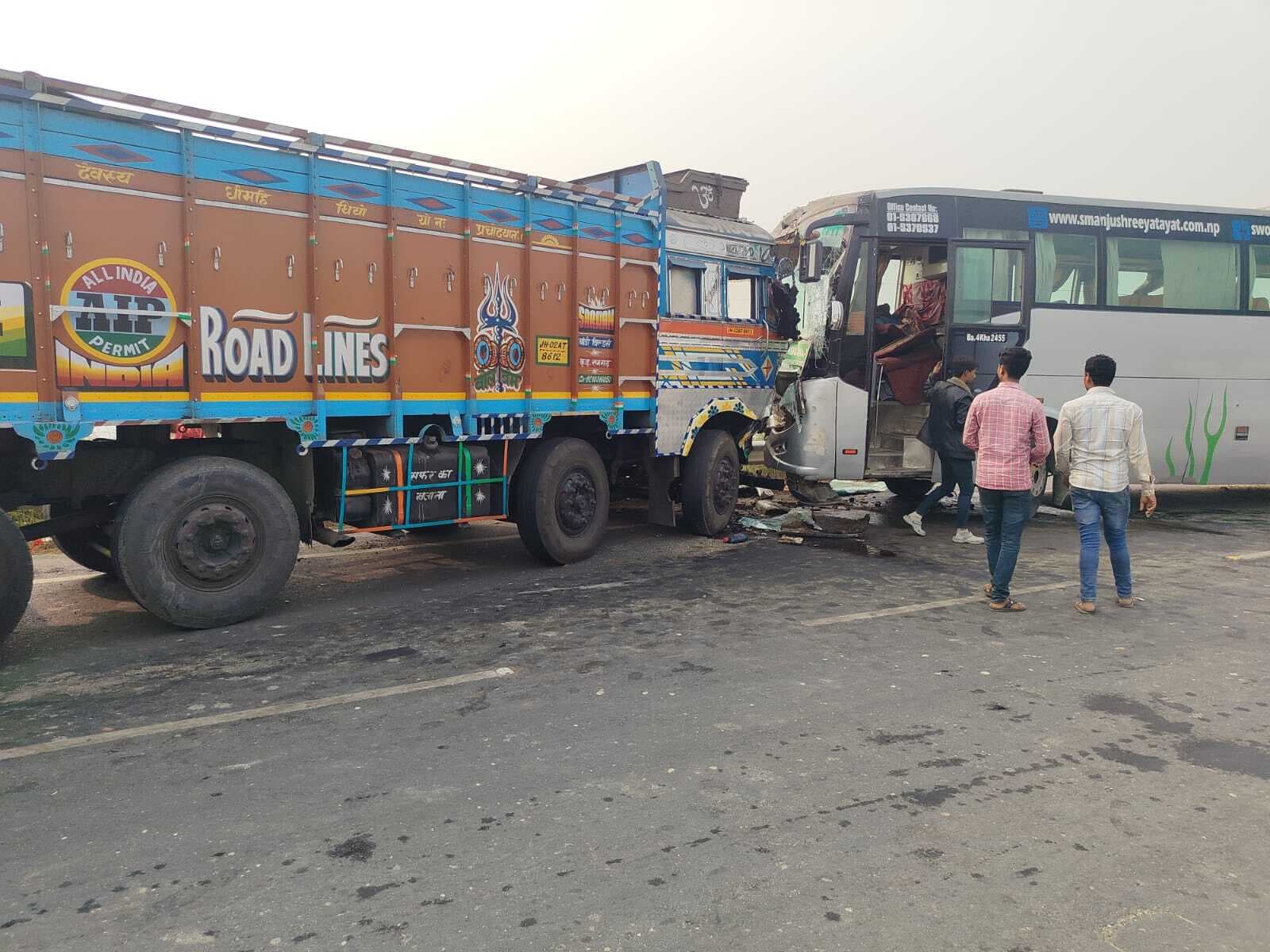 कोहरे के कारण बस व ट्रक में टक्कर, चालक सहित पांच यात्री घायल