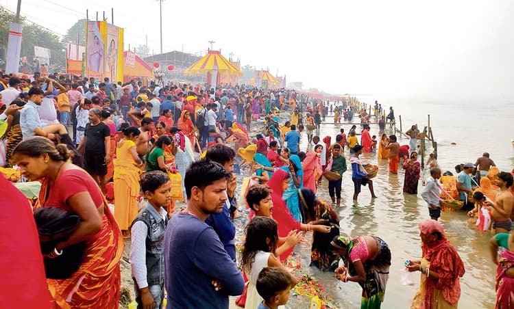 Hajipur News: हरिहर क्षेत्र में उमड़े श्रद्धालु, संगम में लगायी डुबकी