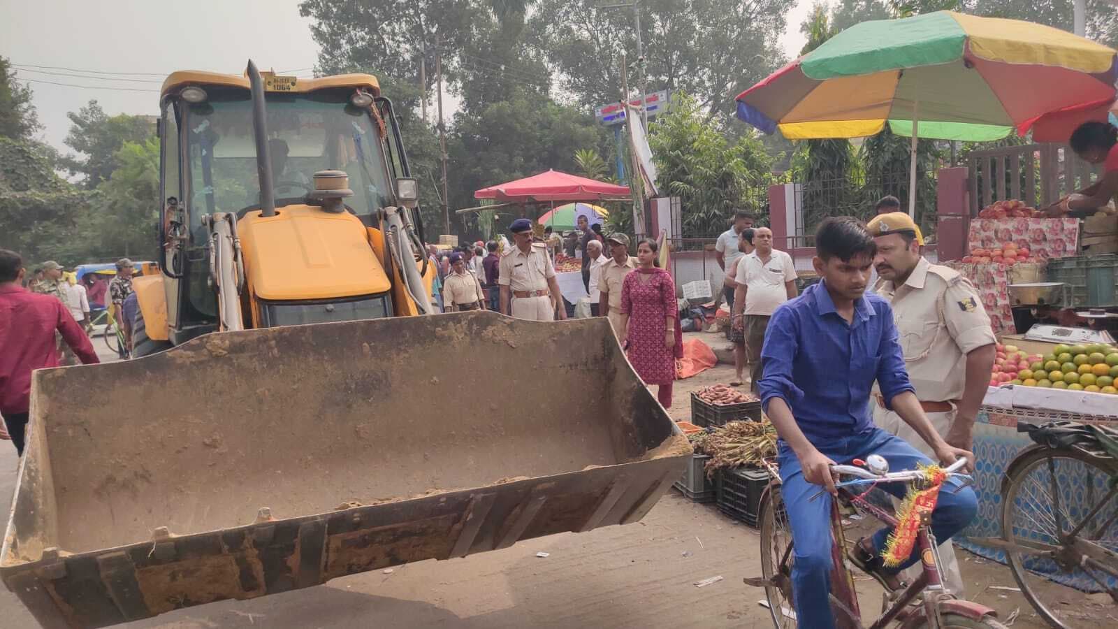 अतिक्रमण पर चला बुल्डोजर