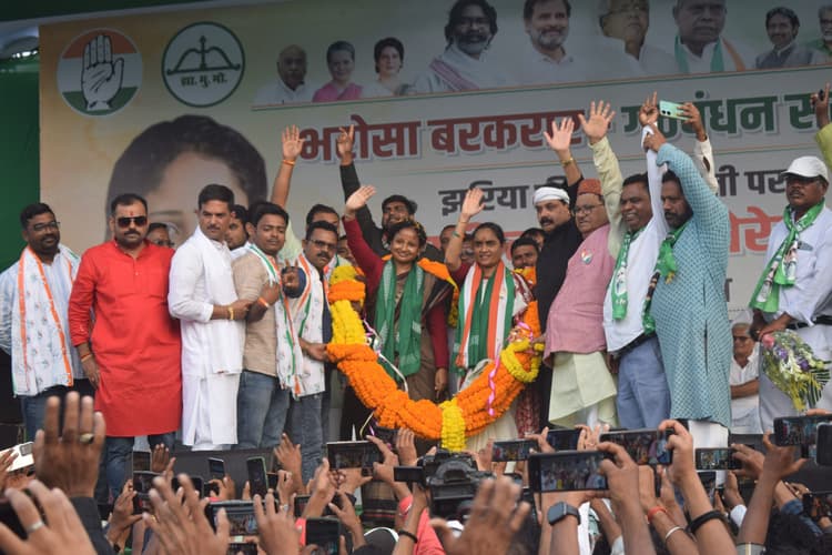 political news : और मंच पर भावुक हो गयीं कल्पना सोरेन