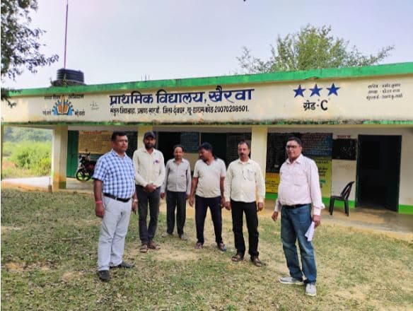 बीडीओ ने लिया बूथों का जायजा, दिये निर्देश