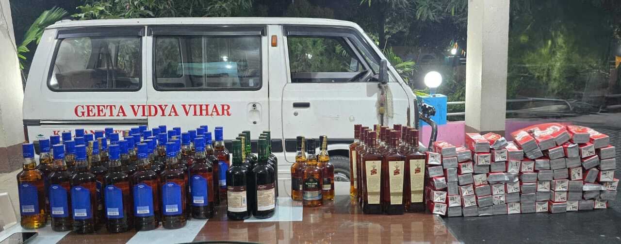 स्कूल वैन से 66.540 लीटर विदेशी शराब बरामद, दो तस्कर गिरफ्तार