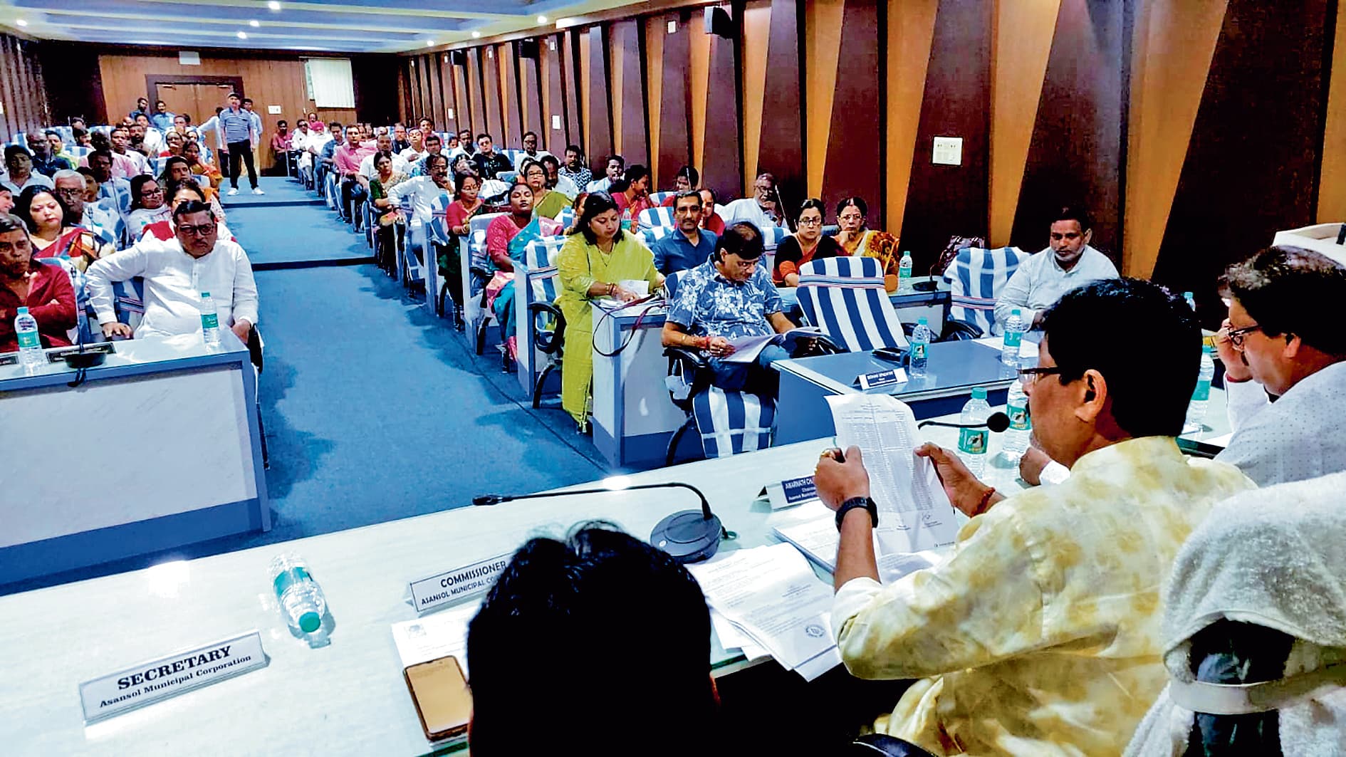 आसनसोल नगर निगम की बोर्ड मीटिंग में छाये रहे जलापूर्ति, सफाई व प्रकाश के बुनियादी मुद्दे