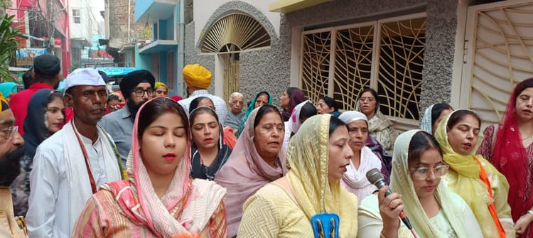 प्रभातफेरी के साथ शुरू हुआ प्रकाश उत्सव