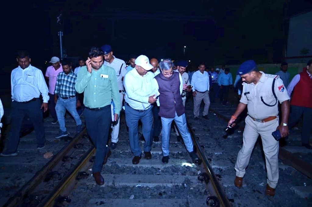 पटरी पर उतरे सीआरबी ने देखा प्वाइंट्स