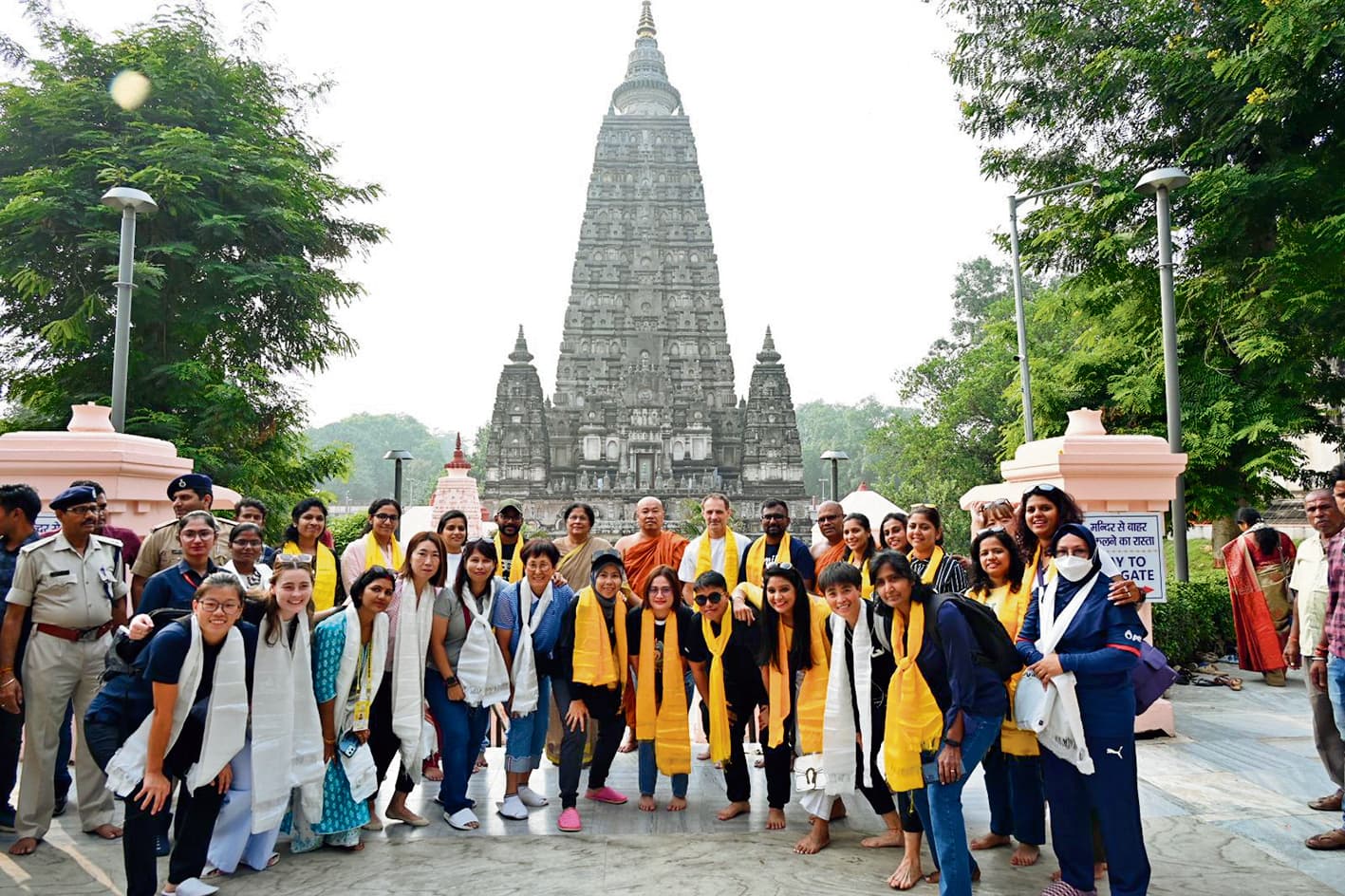 Gaya News : हॉकी की महिला खिलाड़ियों ने महाबोधि मंदिर में की पूजा-अर्चना