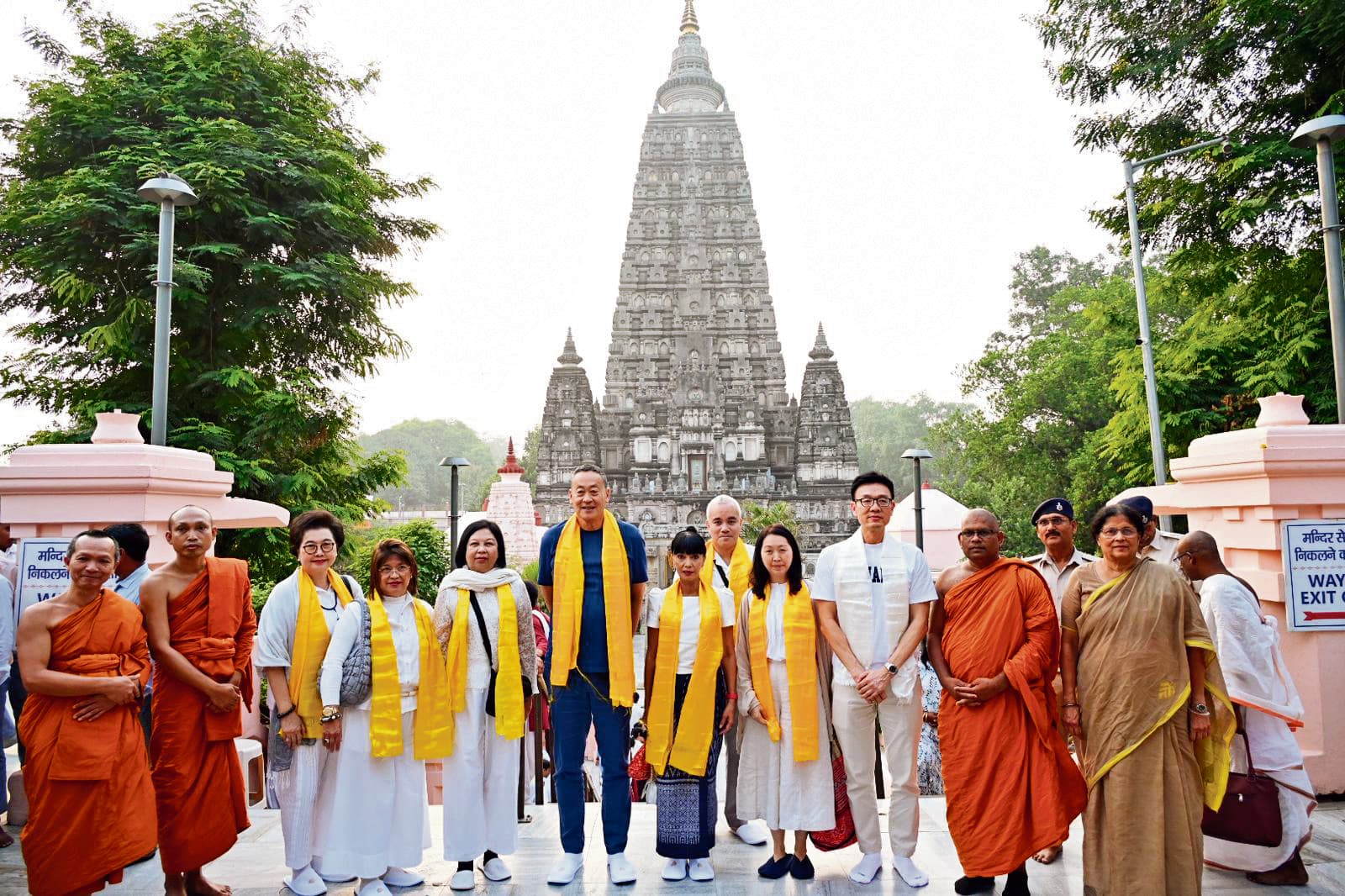 Gaya News : थाइलैंड के पूर्व पीएम ने पत्नी संग महाबोधि मंदिर में की पूजा