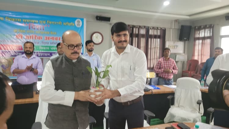 आपसी समन्वय से योजनाओं के क्रियान्वयन में तेजी लाएं अधिकारी: सांसद