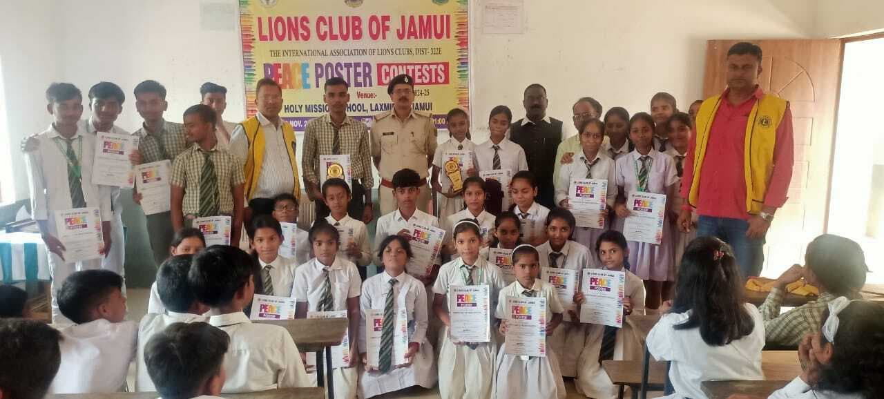 पीस पोस्टर प्रतियोगिता मेव 98 बच्चों ने लिया भाग