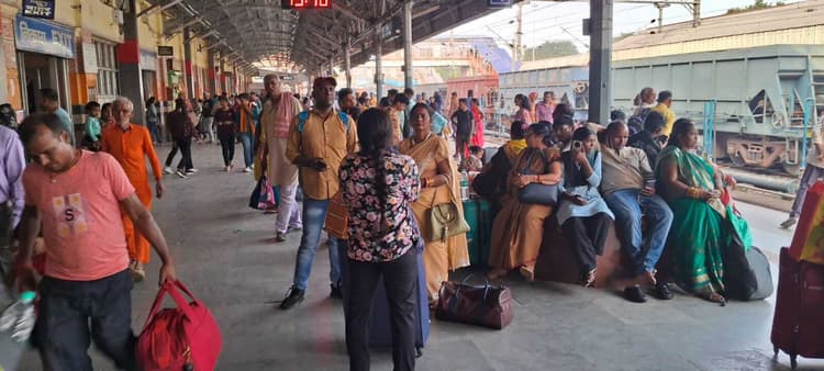 23 घंटे विलंब से जमालपुर पहुंची आनंद विहार-मालदा फेस्टिवल स्पेशल एक्सप्रेस