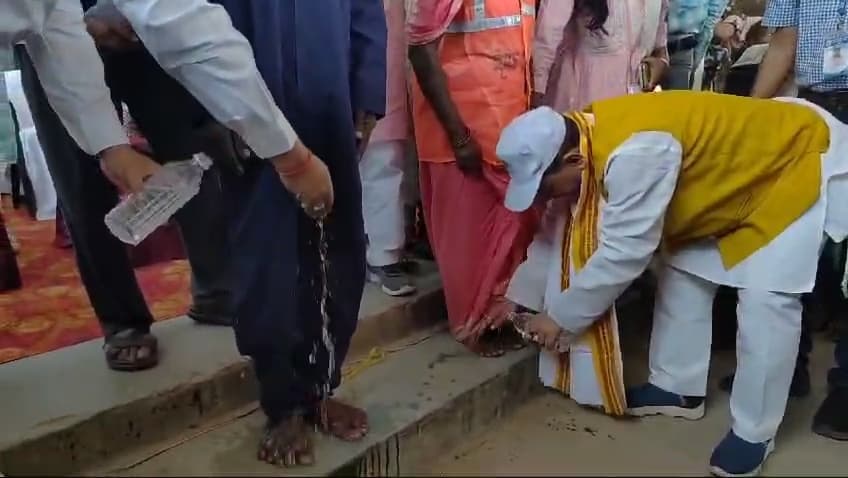 जमुई में डिप्टी सीएम ने सफाईकर्मी के धोये पैर, चलाया स्वच्छता अभियान