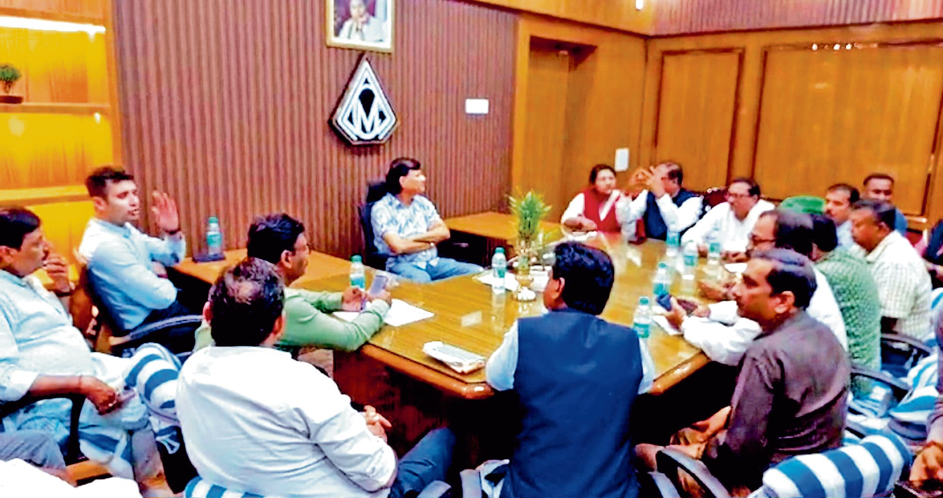 मेयर विधान उपाध्याय ने निगम क्षेत्र में पानी की समस्या को दूर करने को लेकर की बैठक