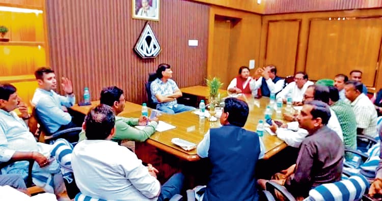 मेयर विधान उपाध्याय ने निगम क्षेत्र में पानी की समस्या को दूर करने को लेकर की बैठक