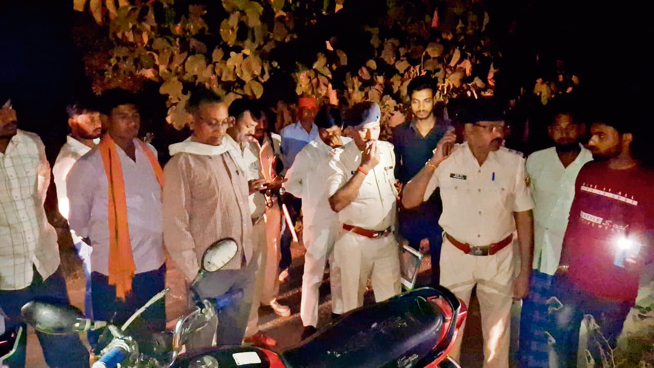 siwan news : दो बाइकों की टक्कर में दो युवकों की गयी जान, तीन की हालत गंभीर