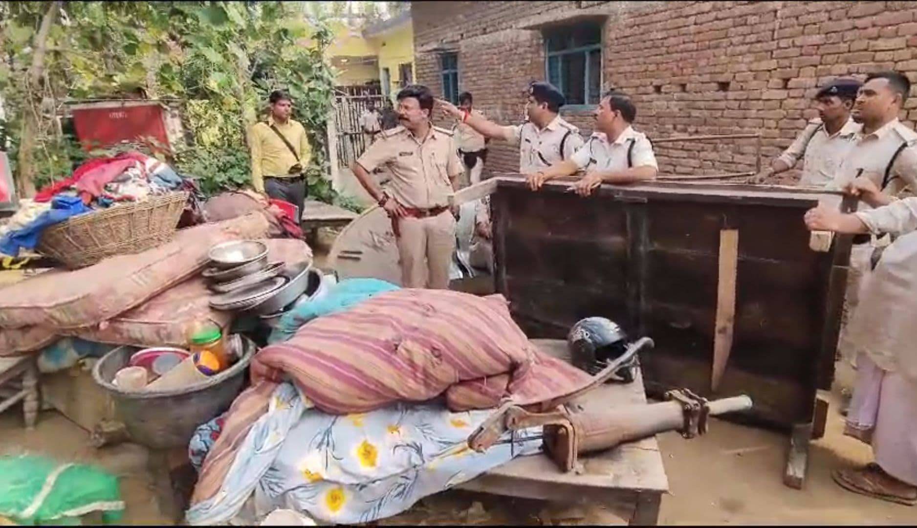 जिप सदस्य हत्याकांड में आरोपी के घरों की हुई कुर्की