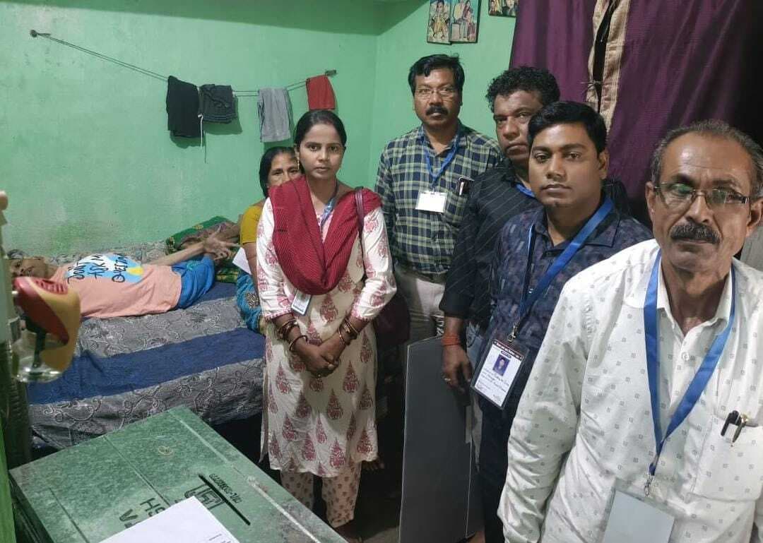 DHANBAD NEWS : 85 प्लस एवं अधिक दिव्यांग मतदाताओं के लिए होम वोटिंग शुरू