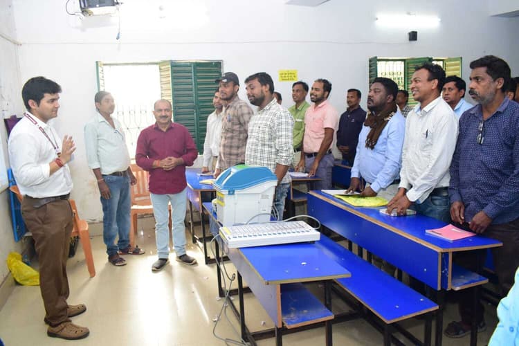 त्रुटि रहित चुनाव कराने के पोलिंग पार्टियों को मिला प्रशिक्षण