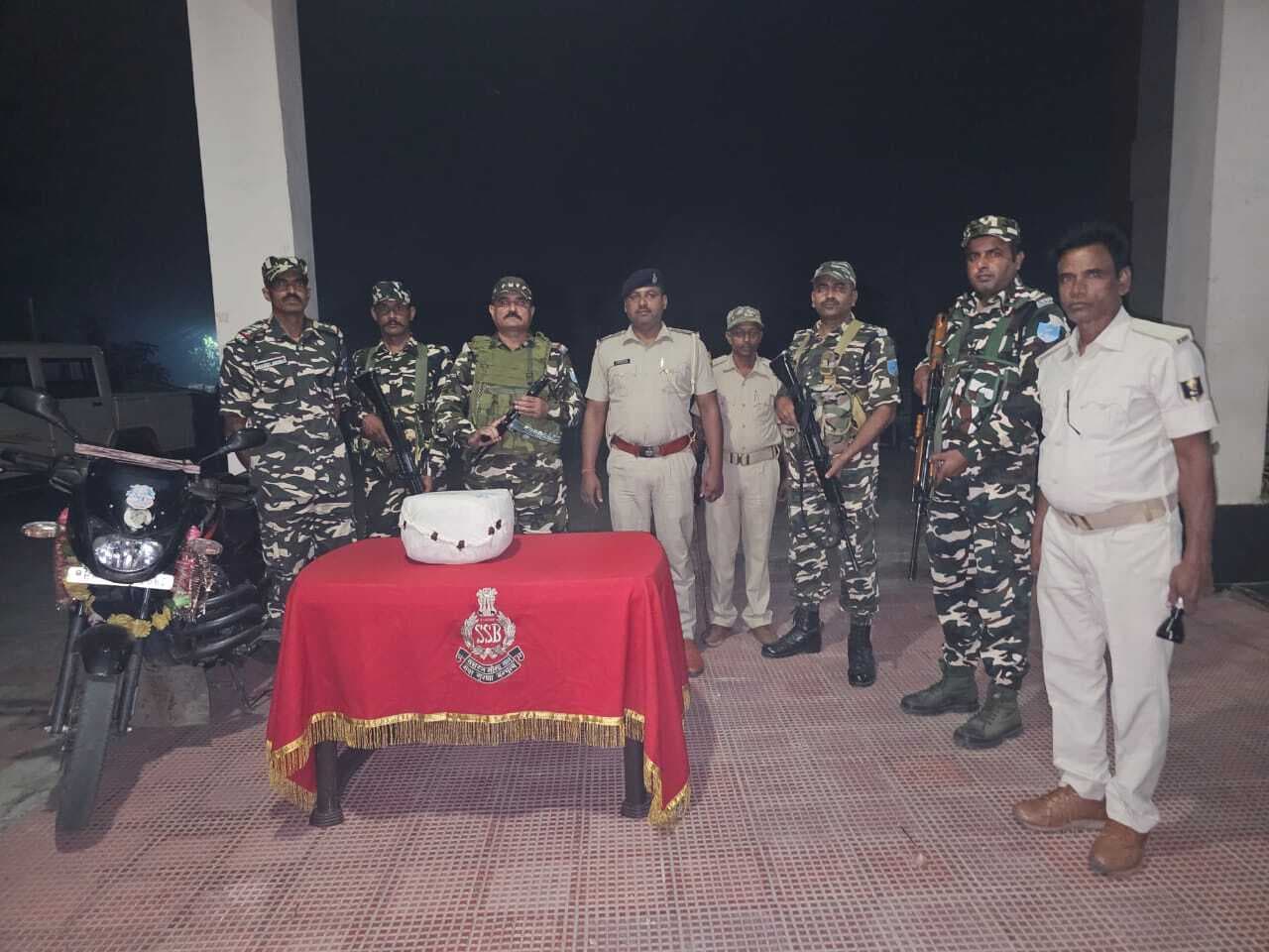 5.800 किलो गांजा बरामद, तस्कर फरार