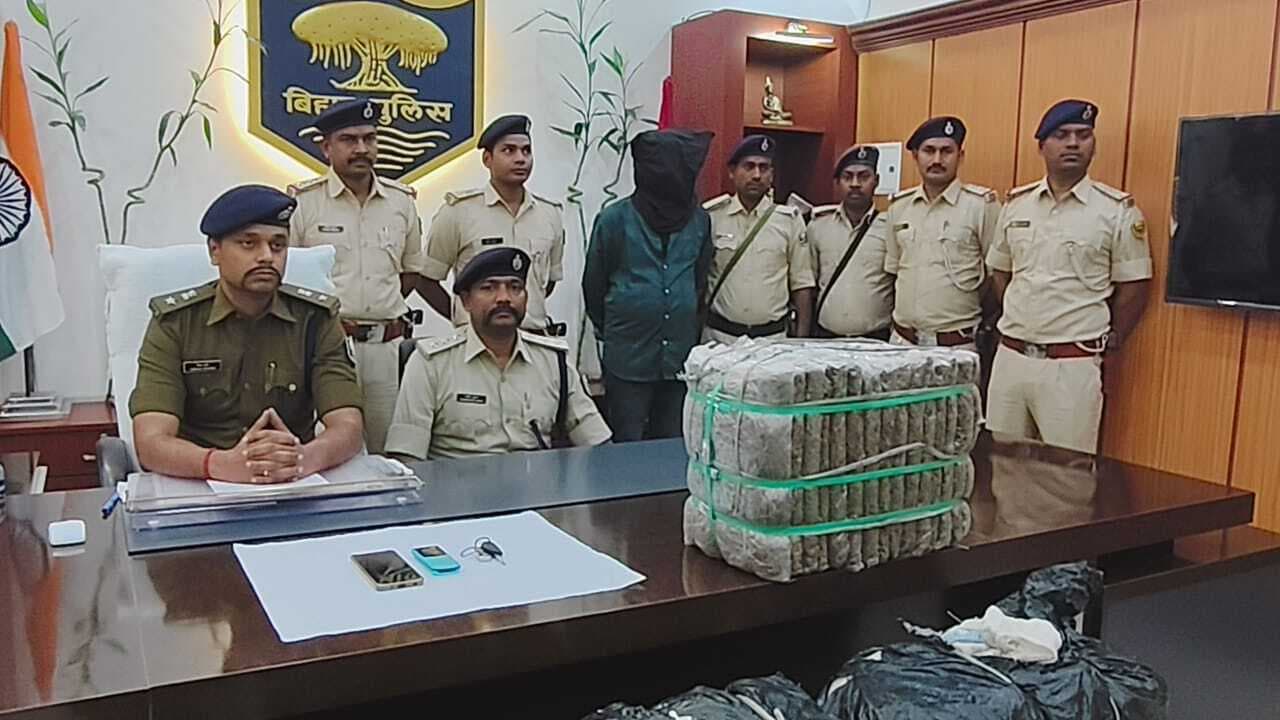 पुलिस ने छापेमारी कर स्कॉर्पियो से 108.220 किलोग्राम गांजा बरामद कर तस्कर को किया गिरफ्तार