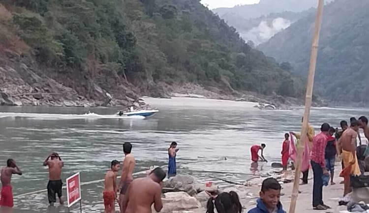 कोसी संगम में स्नान करने के लिए उमड़ा भक्तों का सैलाब