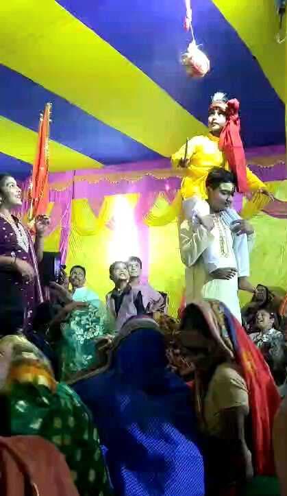 भागवत कथा के दौरान गोवर्धन पूजा के प्रसंग को श्रद्धालुओं ने किया श्रवण