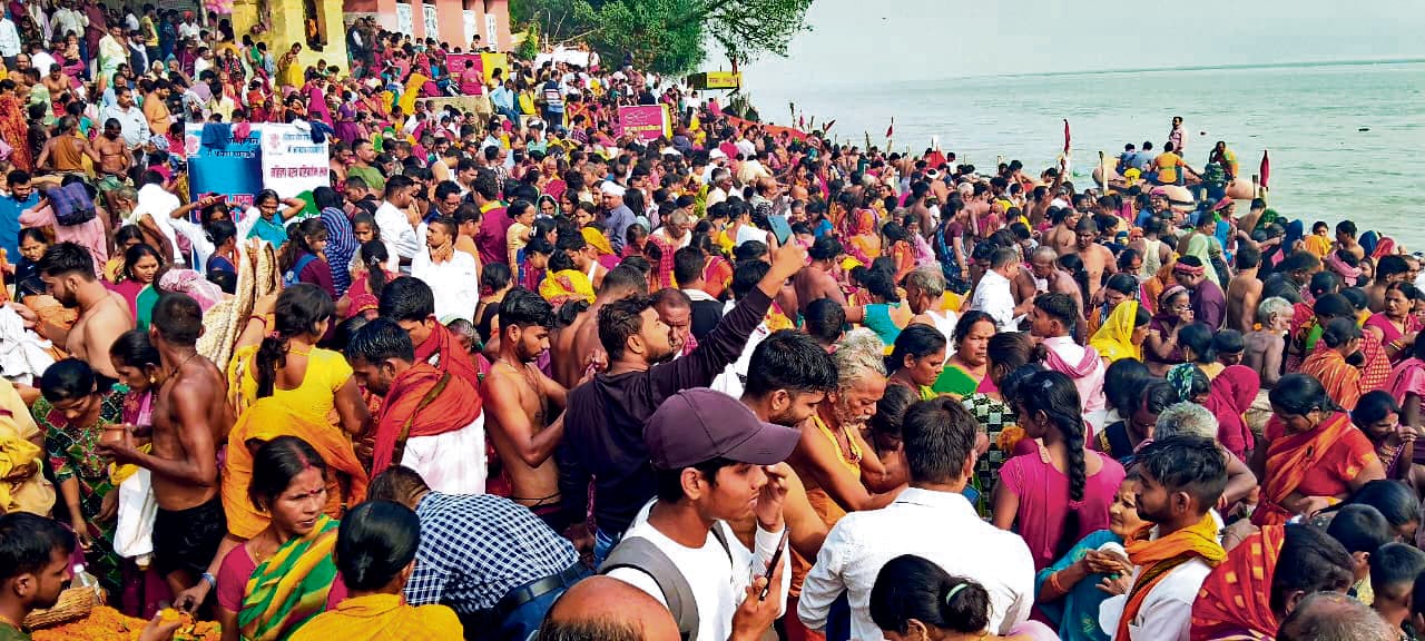 Chhapra News : नदी तट पर उमड़ा जनसैलाब, भक्तों ने लगायी डुबकी