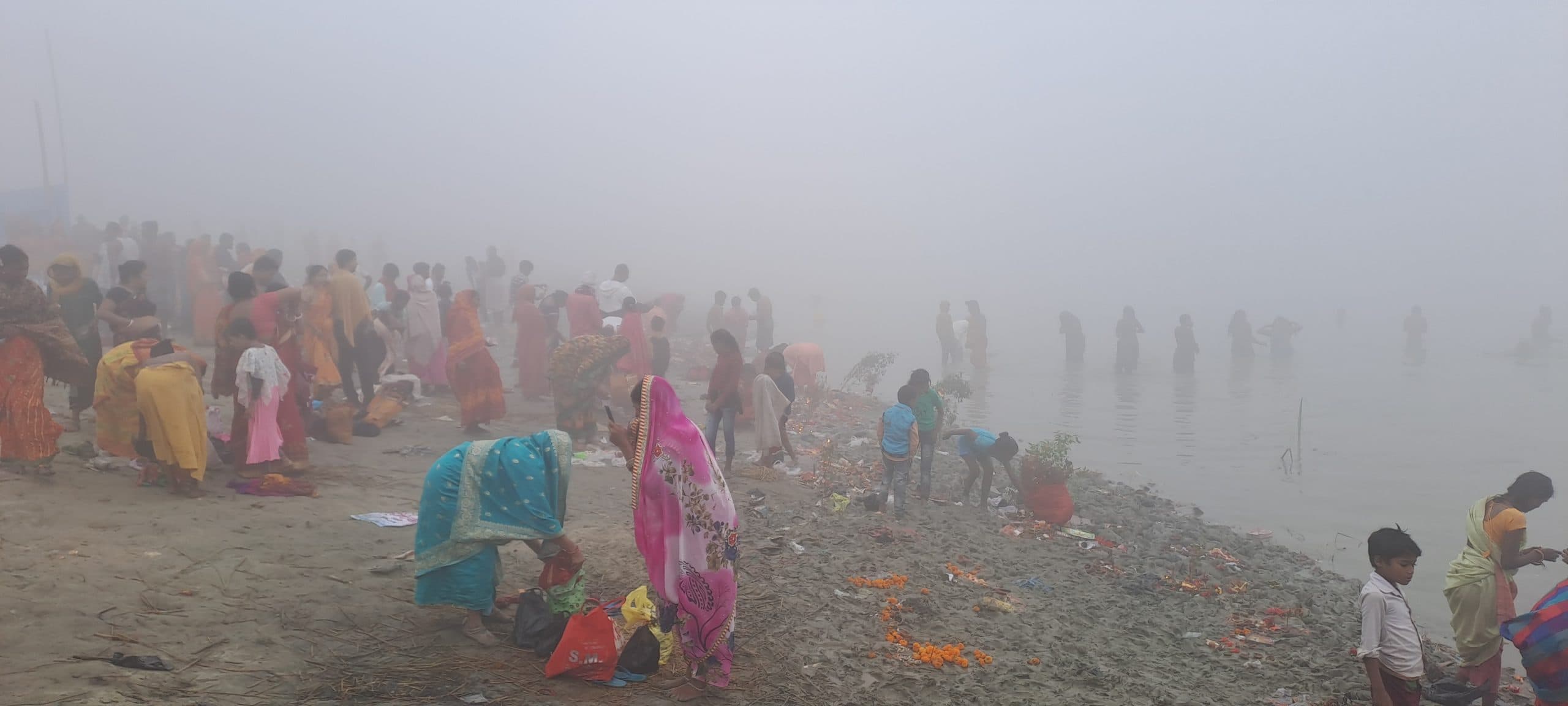 कार्तिक पूर्णिमा पर लाखों श्रद्धालुओं ने लगायी डुबकी