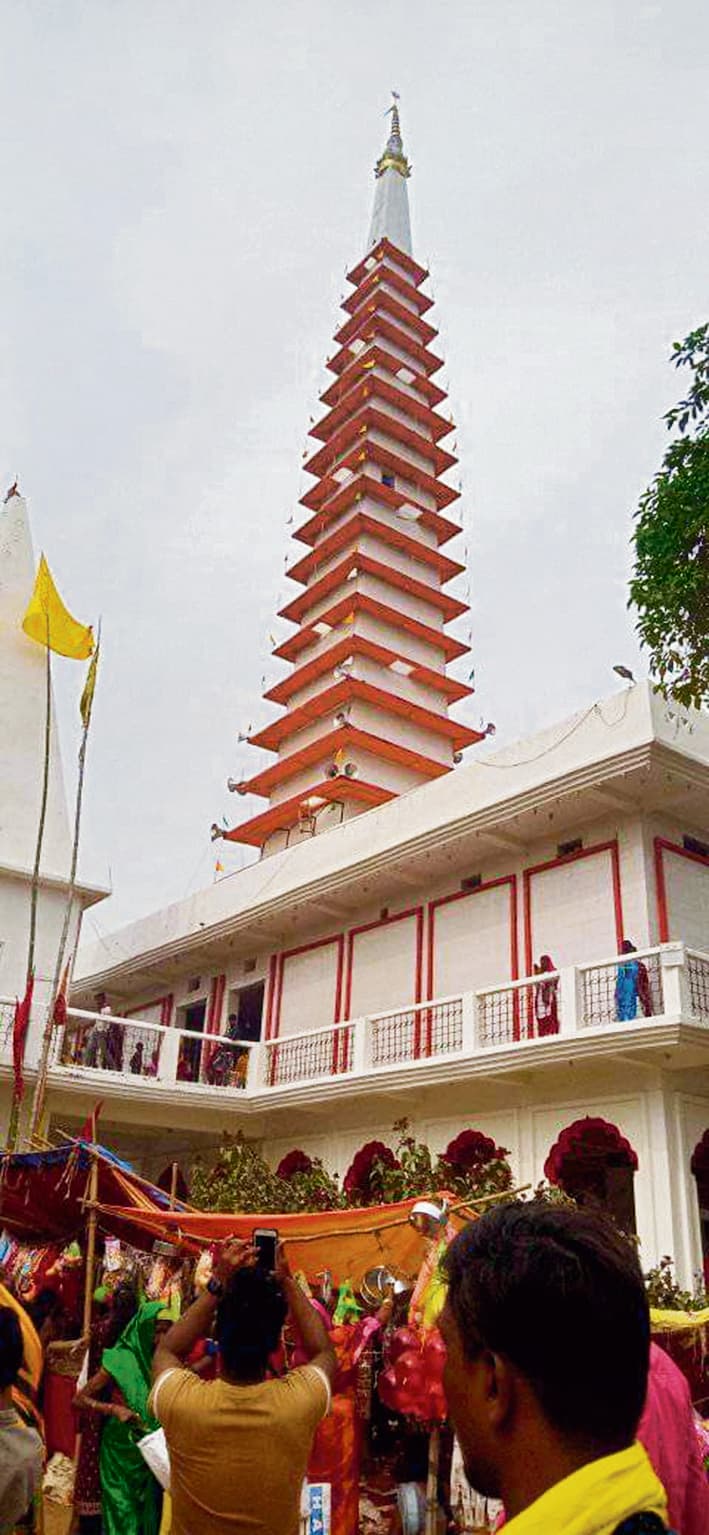कंजिया ठाकुर जी का धूमधाम से मनाया गया वार्षिकोत्सव- कंजिया धाम पहुंचने के सभी रास्तों पर दिखा पैदल पहुंचने वाले श्रद्धालुओं का जन सैलाब- धाम से तीन किलोमीटर पूर्व ही मठिला पोखरा पर वाहनों का बनाया गया था पार्किंग स्थलफ़ोटो-2- ठाकुर जी का पूजा अर्चन करते श्रद्धालुफोटो-3- नये मंदिर में स्थापित भगवान लक्ष्मी नारायण की प्रतिमाफोटो-4- पूजा अर्चन को लेकर उमड़ी भीड़फोटो-5- कंजिया धाम में बना नया मंदिरफोटो-6- कंजिया धाम में श्रद्धालुओं को प्रसाद वितरण करते युवाफोटो-7- कंजिया धाम परिसर में लगी श्रद्धालुओं की भीड़नावानगर. अस्था व विश्वास का केंद्र बने कंजिया धाम में शुक्रवार को ठाकुर जी का वार्षिक धूमधाम से मनाया गया. जहां आस्था का सैलाब उमड़ पड़ा. सुदुरवर्ती इलाका होने के बावजूद धाम में पहुंचने वाले हर मार्ग श्रद्धालुओं व स्थावानों से भरा रहा. सुबह होने के साथ ही लोग अपने घरों से दूध व अन्य सामग्री लेकर पहुंचने लगे. कंजिया धाम में न केवल स्थानीय लोग पहुंचे बल्कि दूर दराज के साथ ही अन्य प्रदेशों से काफी संख्या में लोग व आस्थावान पहुंचे. जहा पहुंच ठाकुर जी की वार्षिकोत्सव पूजा में शामिल हुए. लोगों ने ठाकुर जी का पूजा अर्चन पूरे दिन पहुंचकर करते रहे. इस क्रम में देर रात तक पूजा अर्चन व प्रसाद वितरण का कार्य चलता रहा. दोपहर बाद पुड़ी खीर का प्रसाद ग्रहण कर श्रद्धालु अपने गंतव्य की ओर रवाना होते रहे. वहीं आने का क्रम भी लगातार जारी रहा. ज्ञात हो कि कंजिया धाम में हर साल कार्तिक पूर्णिमा के दिन काफी धूमधाम से वार्षिकोत्सव मनाया जाता है. कार्तिक पूर्णिमा के दिन ठाकुर जी का दर्शन करने के लिए आम से खास पहुंचते है. यहां श्रद्धालुओं का जमावड़ा देर शाम तक लगा रहा. कार्तिक पूर्णिमा के अवसर पर ठाकुरजी के आयोजित पूजनोत्सव के मौके पर पूजा-अर्चना को भीड़ का आलम इस कदर रहा की मठिला से कंजिया तक लगभग 4 किलोमीटर की दूरी श्रद्धालुओं की लंबी कतार लगी रही. अहले सुबह से ही श्रद्धालुओं की भीड़ ठाकुर जी के दर्शन को उमड़ पड़ा. हजारों की संख्या में कंजिया धाम पहुंच श्रद्धालुओं ने ठाकुरजी दरबार में माथा टेक मन्नते मांगी. स्थिति यह रही की श्रद्धालुओं की आगमन से कोरान सराय-मठिला व नारायणपुर मठिला मार्ग में पैदल चलने वाले श्रद्धालुओं के साथ वाहनों की जाम लगी रही. वहीं पगडंडी, कच्चे रास्ते, खेत खलिहान व पक्की मार्ग के सहारे काफी संख्या में श्रद्धालु ठाकुरजी दरबार में पहुंचे. एक अनुमान के अनुसार शुक्रवार की देर शाम तक लगभग छह लाख श्रद्धालुओं ने ठाकुर जी का दर्शन पूजन के लिए कंजिया धाम पहुंचे थे. श्रद्धालुओं की जनसैलाब से कंजिया धाम एक विशाल मेला का रूप ले लिया था. मंदिर पुजारी राजेन्द्र उपाध्याय के अलावे बिनोद उपाध्याय और धीरज उपाध्याय, कृष्ण बिहारी राय, सुरेंद्र उपाध्याय ने बताया कि ठाकुर जी का वार्षिकोत्सव धूमधाम से मनाया गया. उन्होंने बताया कि छह लाख से ज्यादा लोगों को प्रसाद में बनी पूड़ी खीर दिया गया. ऐसा मानना है कि ठाकुर जी धाम से कोई खाली हाथ नहीं लौटता. इस पवित्र भूमि पर पांव रखते ही लोगों में धर्म व ईश्वर के प्रति आस्था जागृत हो जाती है. यहां आने वाले हर किसी की मनोकामना पूरी होती है. श्रद्धालुओं का मानना है कि यहां असाध्य रोग व विषैले जन्तुओं के डसने से पीड़ित लोगों को पहुचते ही वे पीड़ा मुक्त हो जाते हैं.ठाकुर जी के मंदिर में अनवरत जलते हैं पंचदीपठाकुर जी की दरबार में अनवरत जलते पंचदीप की महिमा का बखान लोगों की जुबान पर बनी रही. यहां लगातार 20 वर्षो से दीप अनवरत जलते रहते है. कंजिया धाम को लेकर मान्यता है कि विषैले जन्तु से पीड़ित लोग ठाकुर जी के दरबार में पहुंचते ही उठकर बैठ जाते है. इसी को लेकर कंजिया धाम में लोगों का आस्था व विश्वास बढ़ता गया. इसका लाभ लेने वाले स्थानीय लोगों में काफी आस्था है. इसके साथ ही कंजिया धाम में उगने वाले फसलों पर भी किसी प्रकार के किट व्याधि का प्रकोप नहीं होता है. फसल लोग रोग मुक्त उपजाते है. जो लोगों में विशेष प्रकार की आस्था है.कंजिया धाम की अलग है मान्यताकंजिया धाम का मान्यता है कि यहां विषैले जीव जन्तु के काटने के बाद पहुंंचने पर ठाकुर जी की कृपा से रोगी का पीड़ा स्वत: समाप्त हो जाता है. यहां पहुंचते ही रोगी ठीक हो जाता है. सर्प का काटा हुआ मरीज लाद कर व दूसरों के कंधे पर तो पहुंचता है लेकिन कंजिया धाम पहुंचने के बाद अपने पैरों से ही चलकर वह अपने घर जाता है. यहां किसी प्रकार की झाड़-फूंक भी नहीं किया जाता है. दरबार की कृपा से सबकुछ होता है. धाम के आस-पास फसलों में भी किसी प्रकार की कीट ब्याधि का प्रभाव नहीं होता है.वर्ष 2010 में बना है नया मंदिरकजियां वाले बाबा ने यहां कभी ठाकुर बारी की स्थापना की थी