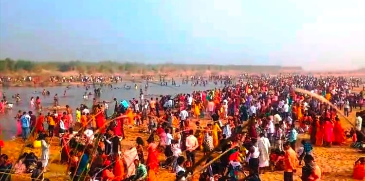 Aurangabad News : भक्तों ने लगायी आस्था की डूबकी