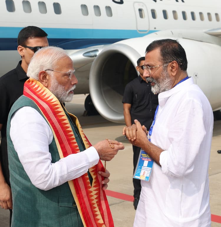 सांसद डॉ निशिकांत ने प्रधानमंत्री को भेंट की रुद्राक्ष की माला