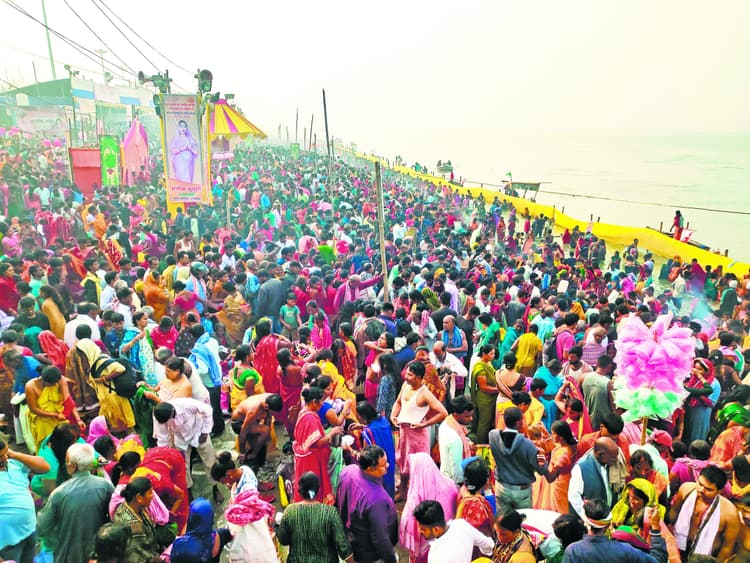 hajipur news. कार्तिक पूर्णिमा पर आस्था का उमड़ा सैलाब, लाखों लोगों ने संगम में लगायी डुबकी