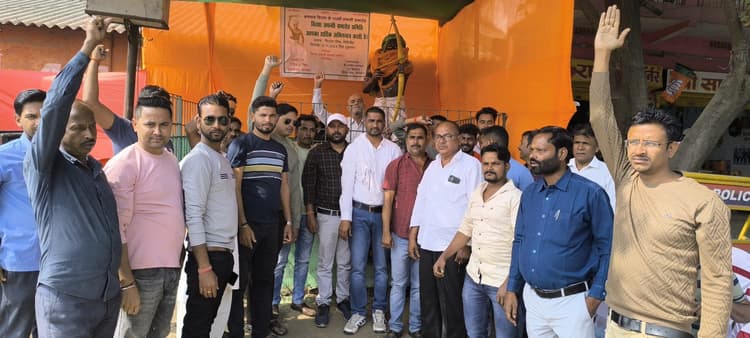 Giridih News :युवाओं ने किया बिरसा मुंडा की प्रतिमा पर माल्यार्पण