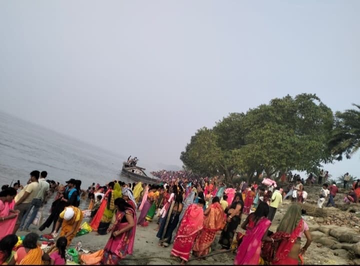 कार्तिक पूर्णिमा पर श्रद्धालुओं ने लगायी आस्था की डूबकी