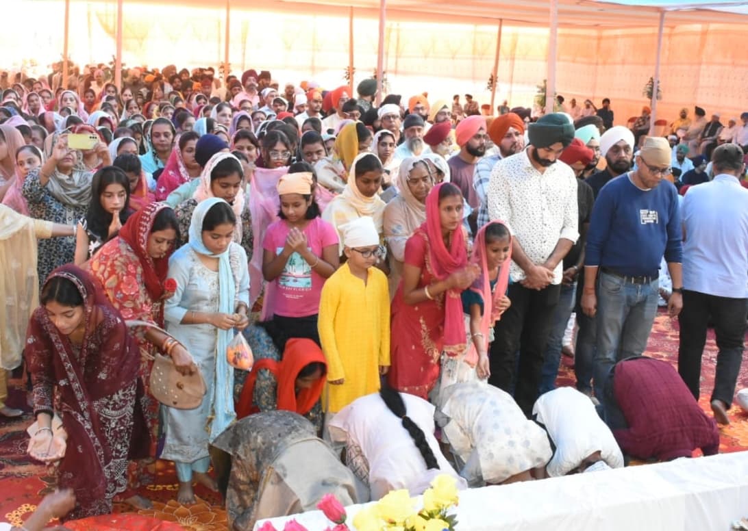 dhanbadnews: गुरुनानक देव जी के प्रकाशोत्सव पर श्रद्धालुओं ने मत्था टेका