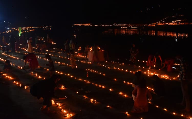 Bokaro News : गरगा नदी तट पर जलाये गये एक लाख दीये