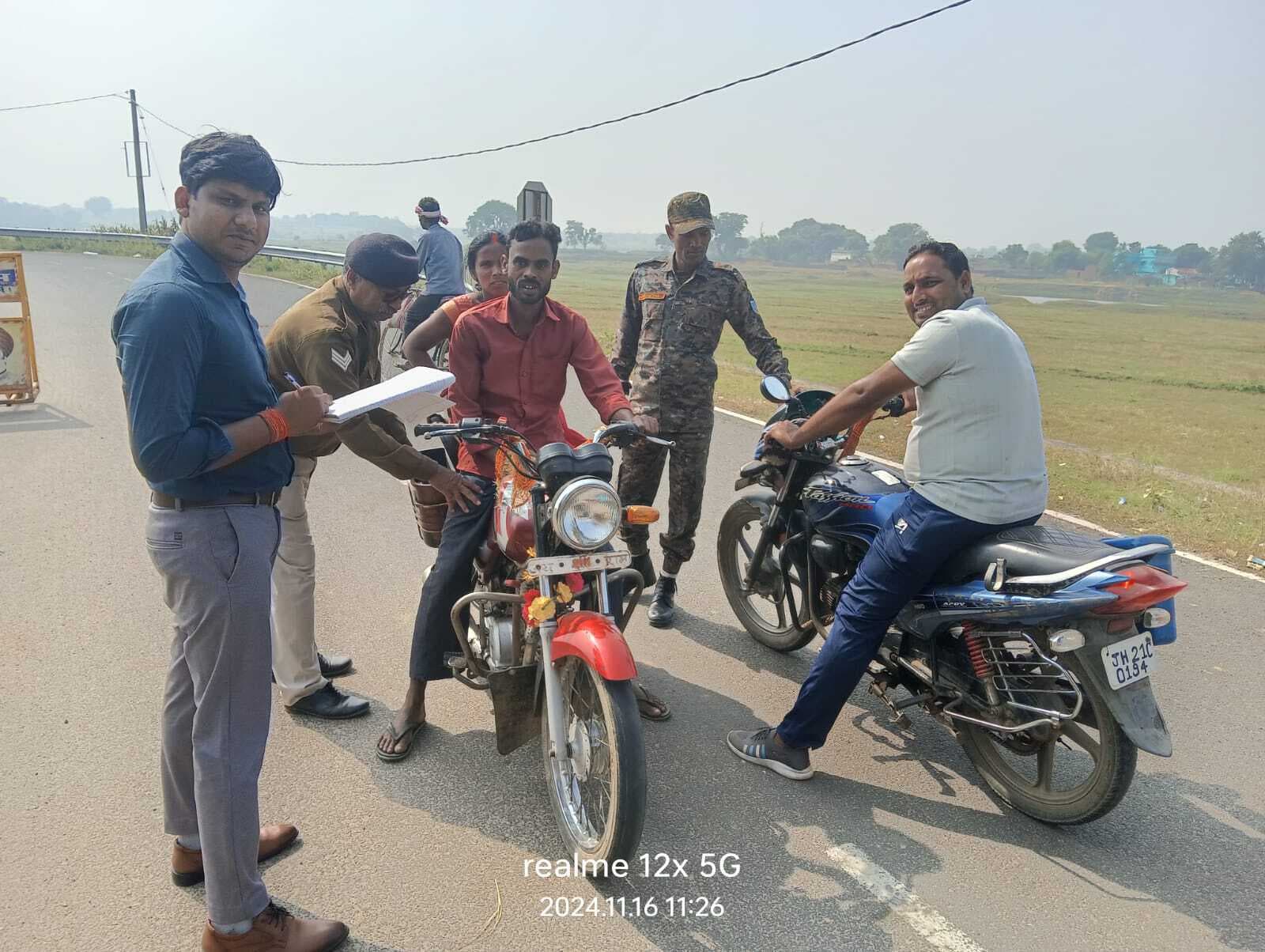 दुपहिया वाहन चालकों को हेलमेट पहने की दी हिदायत