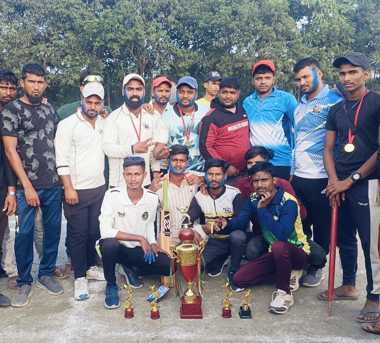 विजेता शील्ड के साथ खिलाड़ी पहुंचे गांव, खेलप्रेमियों का किया गर्मजोशी से सम्मानित